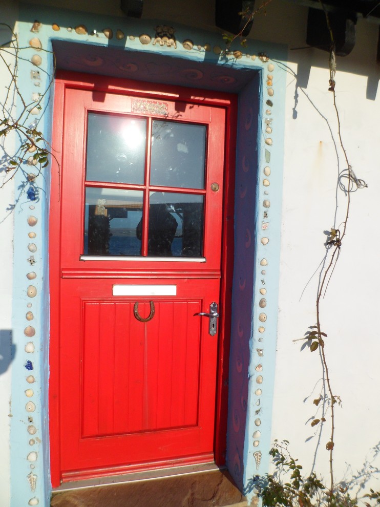 Diseño de puerta principal ecléctica pequeña con paredes blancas, puerta simple, puerta roja, suelo de piedra caliza y vigas vistas