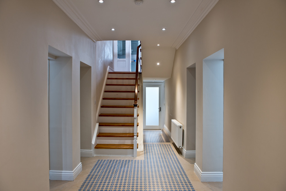 Idee per un corridoio chic di medie dimensioni con pareti grigie e pavimento in gres porcellanato