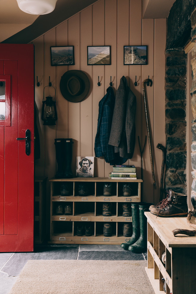 Modelo de distribuidor de estilo de casa de campo con paredes marrones, puerta simple, puerta roja y suelo gris