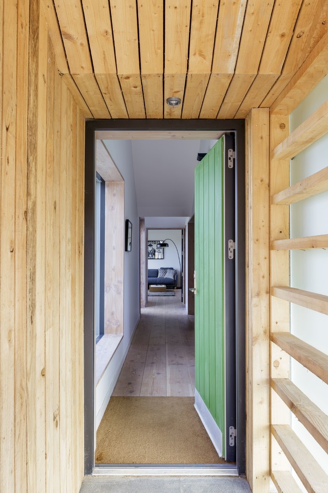 Idéer för att renovera en liten maritim ingång och ytterdörr, med vita väggar, målat trägolv, en enkeldörr och en grön dörr