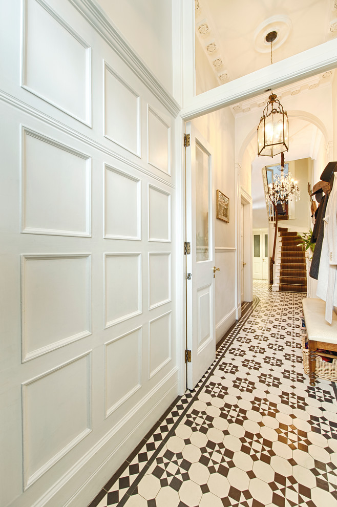 Inspiration för mellanstora klassiska hallar, med grå väggar, klinkergolv i keramik, en dubbeldörr och en vit dörr