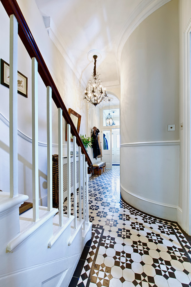 Foto de hall clásico de tamaño medio con paredes beige, suelo de baldosas de cerámica, puerta doble y puerta blanca