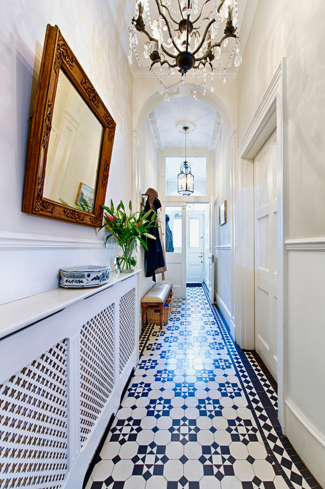 Mittelgroßer Klassischer Eingang mit Korridor, grauer Wandfarbe, Keramikboden, Doppeltür und weißer Haustür in London