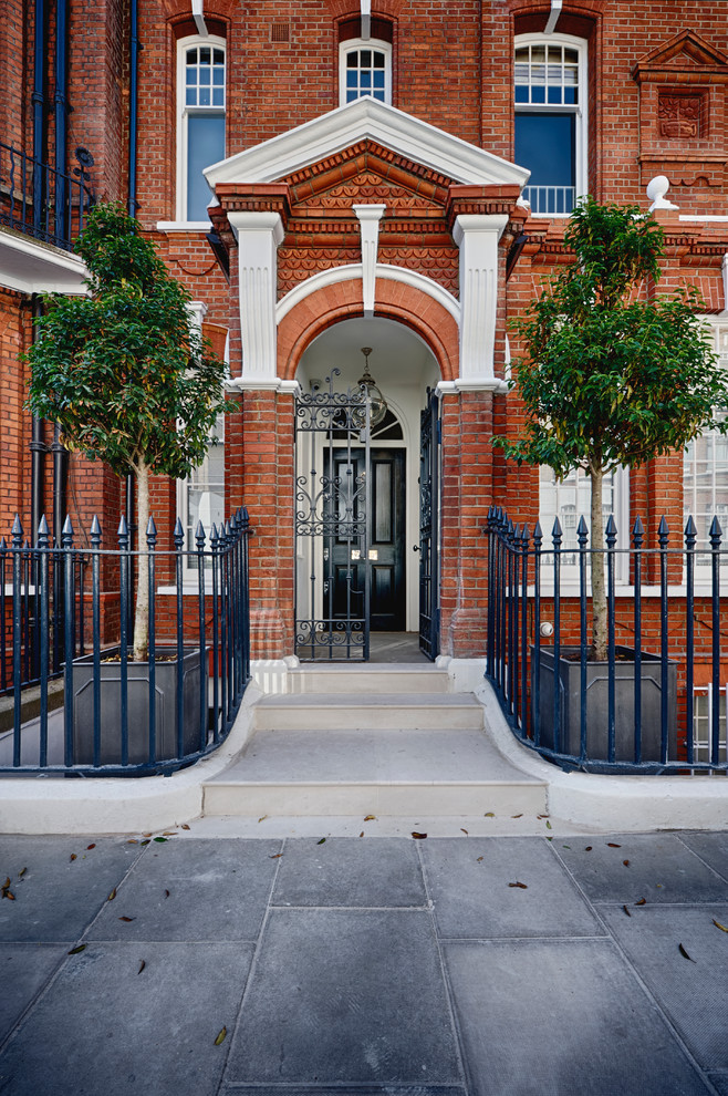ロンドンにあるトラディショナルスタイルのおしゃれな玄関ドアの写真