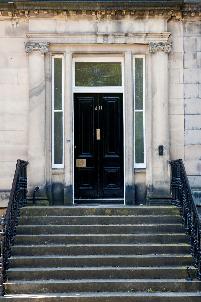 Exempel på en klassisk ingång och ytterdörr, med en enkeldörr och en svart dörr