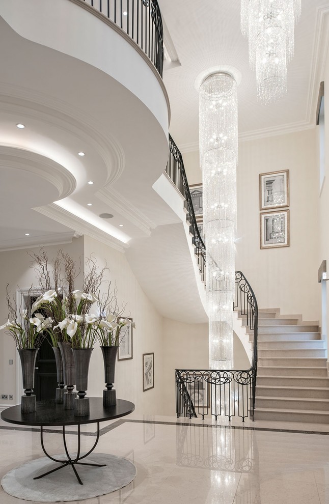 Exemple d'un hall d'entrée chic avec un mur beige et un sol beige.