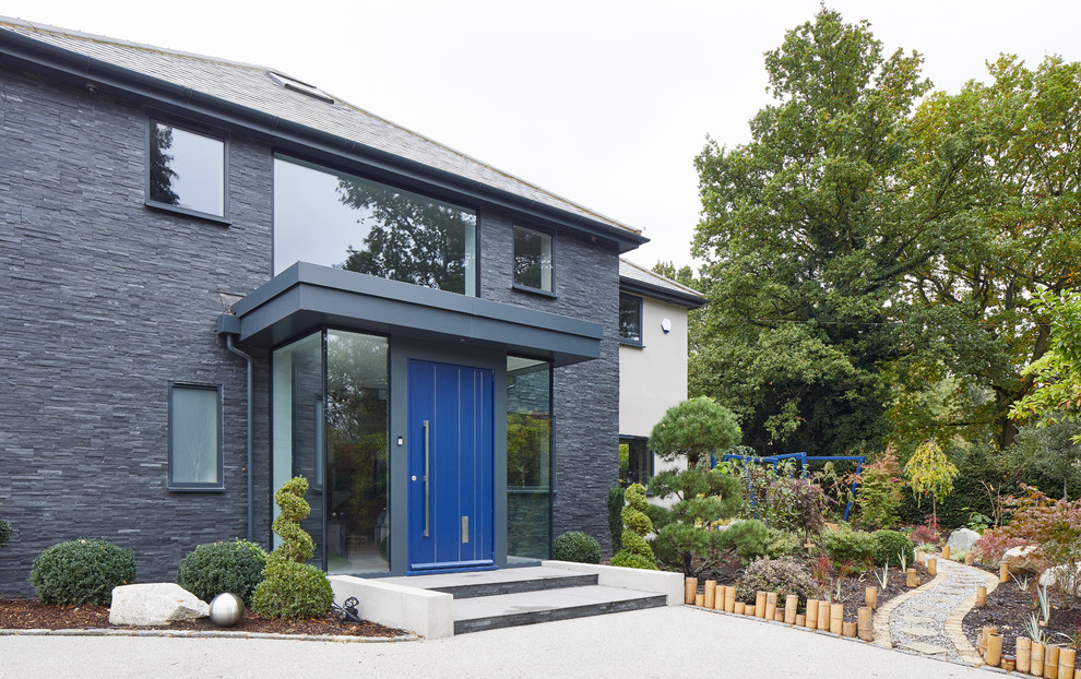 Moderne Haustür mit Drehtür und blauer Haustür in Buckinghamshire