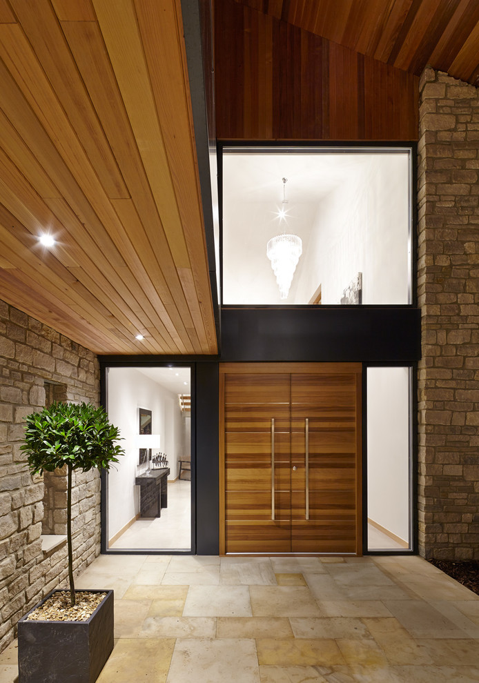 Imagen de puerta principal actual con puerta doble y puerta de madera en tonos medios