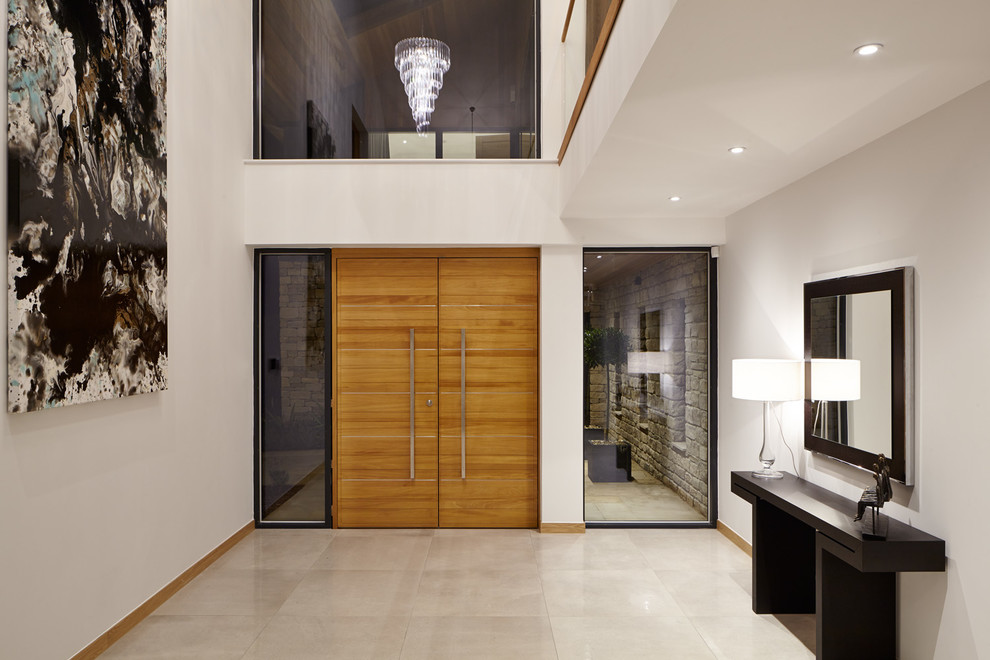 Ispirazione per una porta d'ingresso minimal con una porta a due ante e una porta in legno bruno