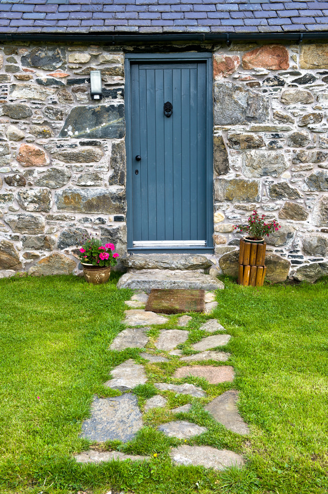 На фото: входная дверь в стиле кантри с одностворчатой входной дверью и синей входной дверью с