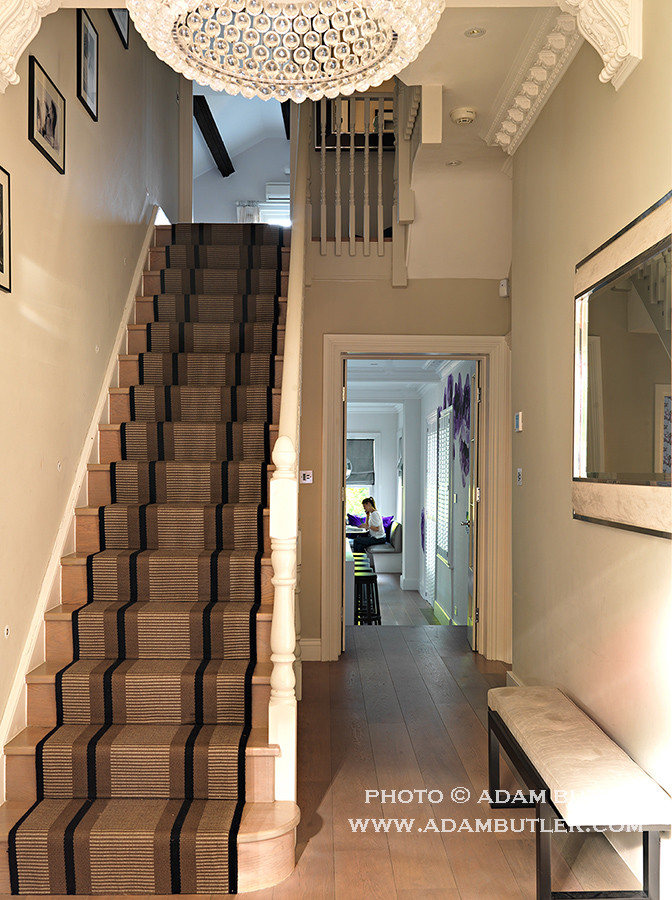 Inspiration pour une entrée design de taille moyenne avec un couloir, un mur gris, un sol en bois brun et une porte double.