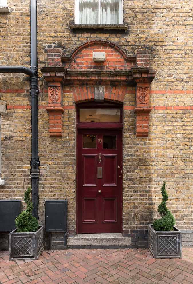 ロンドンにあるヴィクトリアン調のおしゃれな玄関の写真