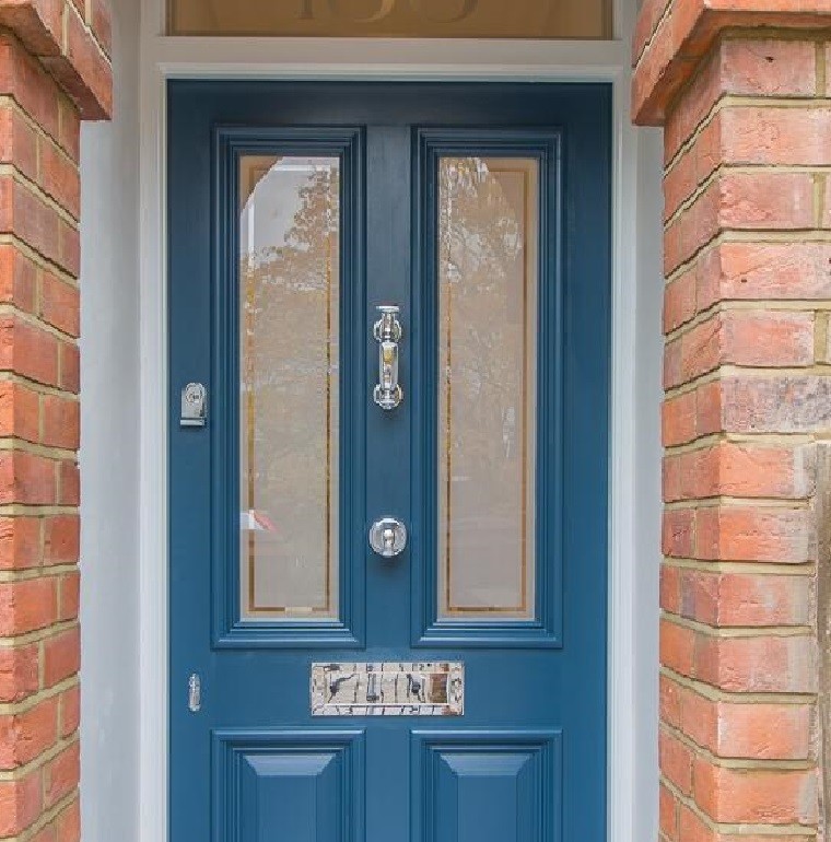 Inspiration för en vintage ingång och ytterdörr, med grå väggar, en enkeldörr, en blå dörr och svart golv