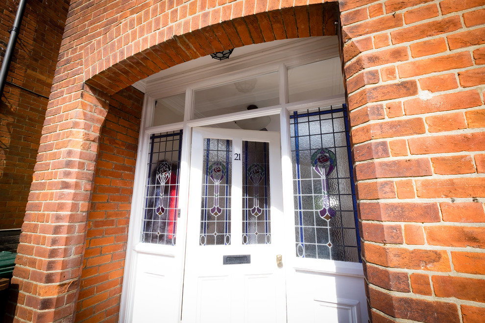 サリーにあるお手頃価格の中くらいなトラディショナルスタイルのおしゃれな玄関ドア (白いドア) の写真