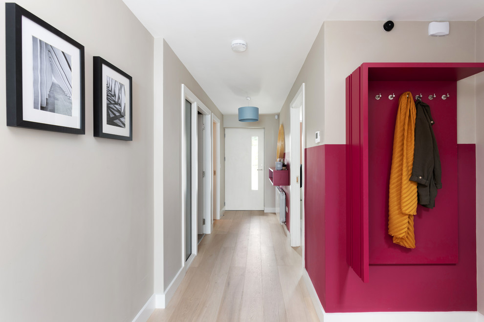 Imagen de hall nórdico de tamaño medio con paredes grises, suelo de madera clara, puerta simple, puerta blanca y suelo beige