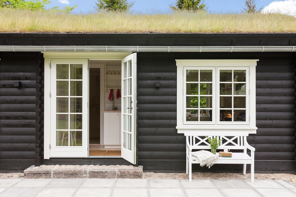Пример оригинального дизайна: тамбур среднего размера в стиле кантри с черными стенами, двустворчатой входной дверью и белой входной дверью