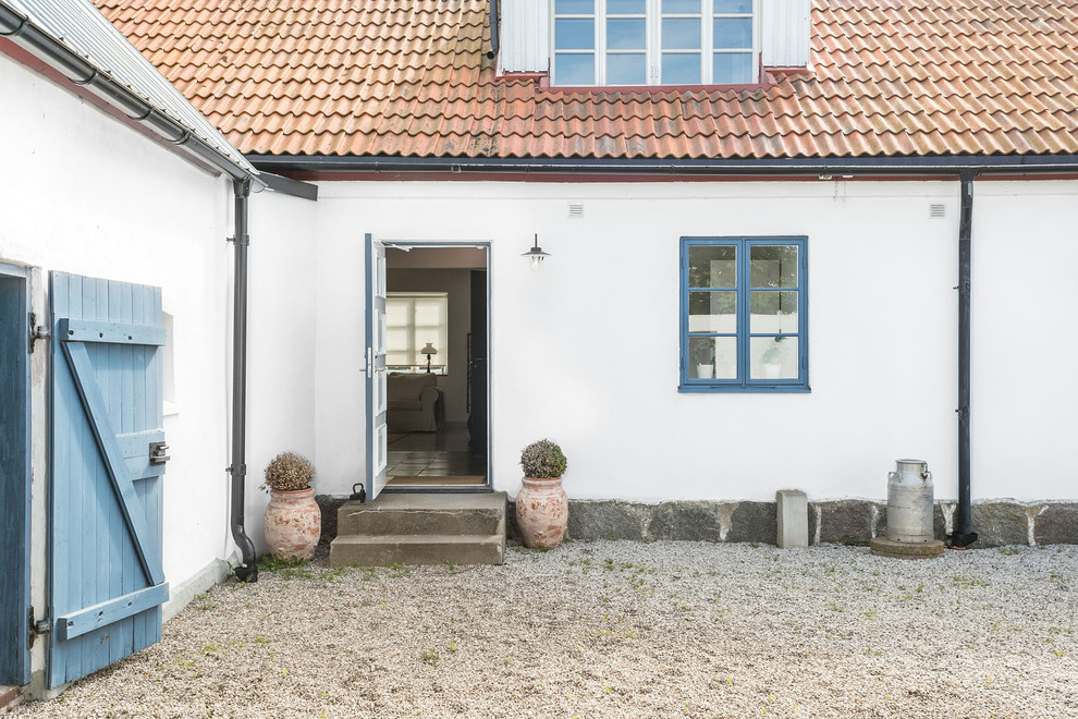 Cette photo montre une entrée scandinave avec un mur blanc et une porte simple.