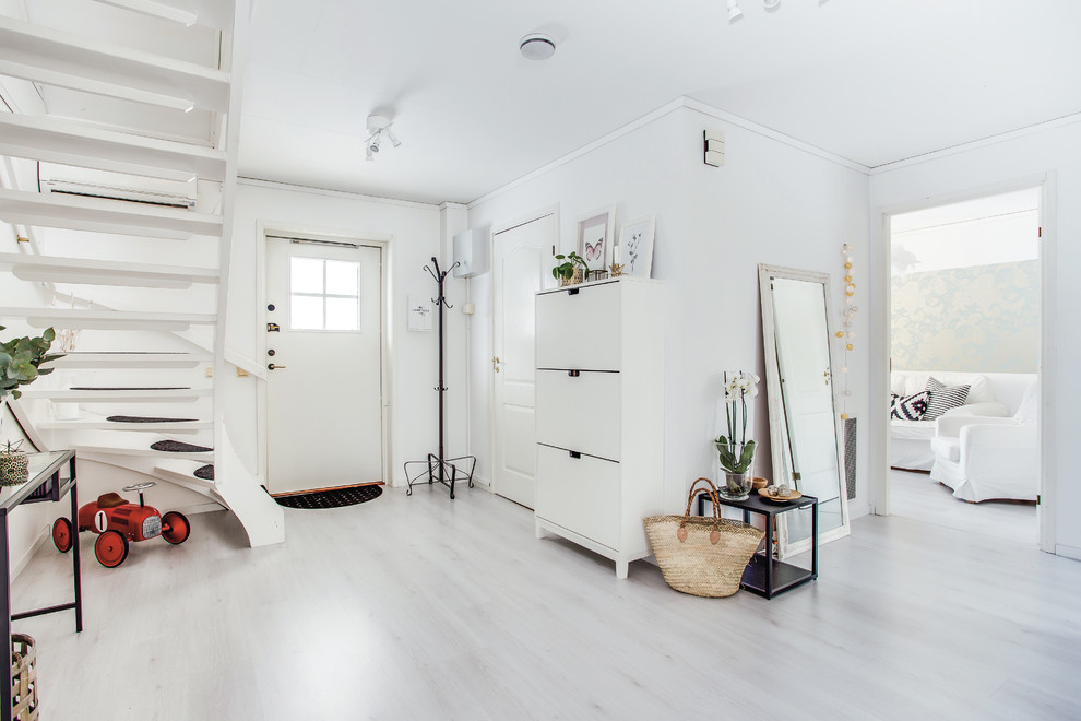 Idéer för en minimalistisk foajé, med vita väggar, ljust trägolv, en enkeldörr, en vit dörr och vitt golv