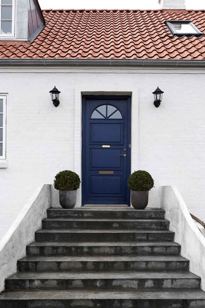 Imagen de entrada tradicional con puerta simple y puerta azul