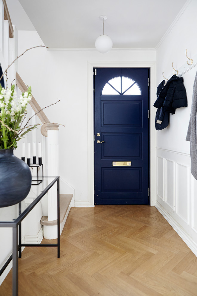 Klassisk inredning av en mellanstor entré, med en enkeldörr och en blå dörr