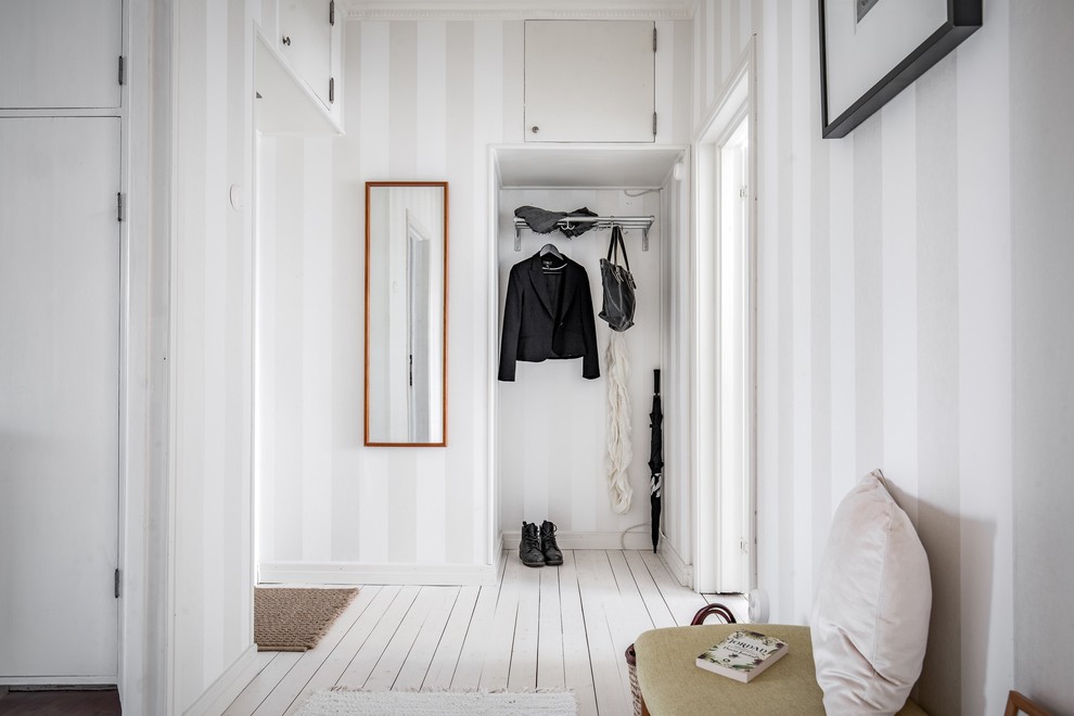 Foto de entrada escandinava de tamaño medio con paredes multicolor, suelo de madera pintada y suelo blanco