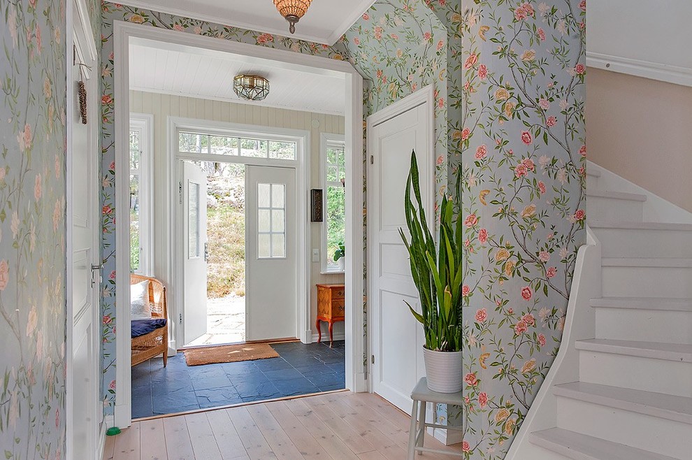 Inspiration för en mellanstor skandinavisk foajé, med flerfärgade väggar, ljust trägolv, en dubbeldörr och en vit dörr