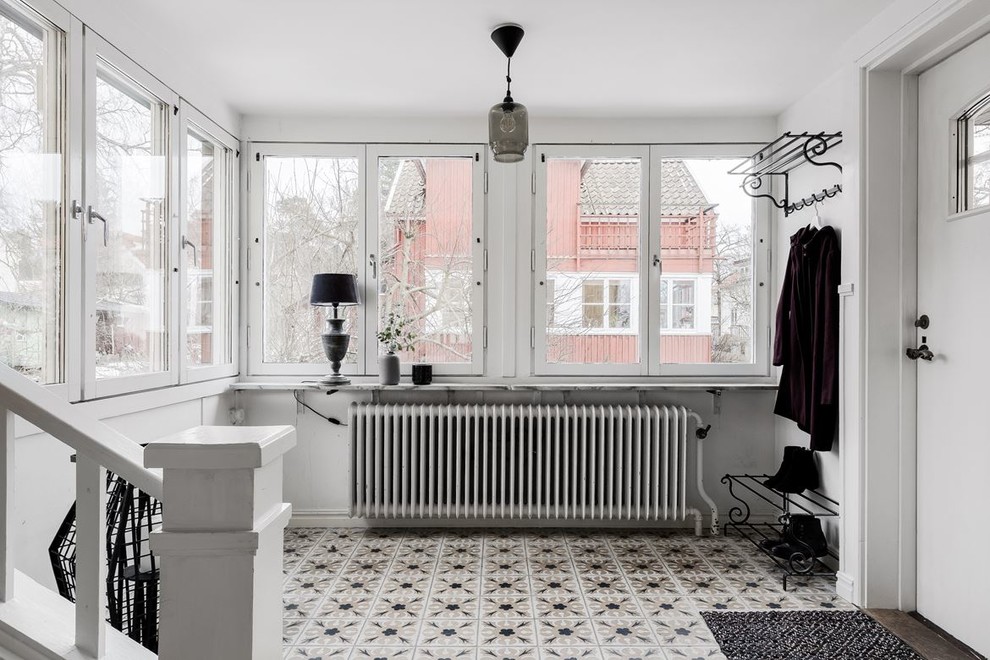 Источник вдохновения для домашнего уюта: фойе среднего размера в скандинавском стиле с белыми стенами, разноцветным полом, одностворчатой входной дверью и белой входной дверью