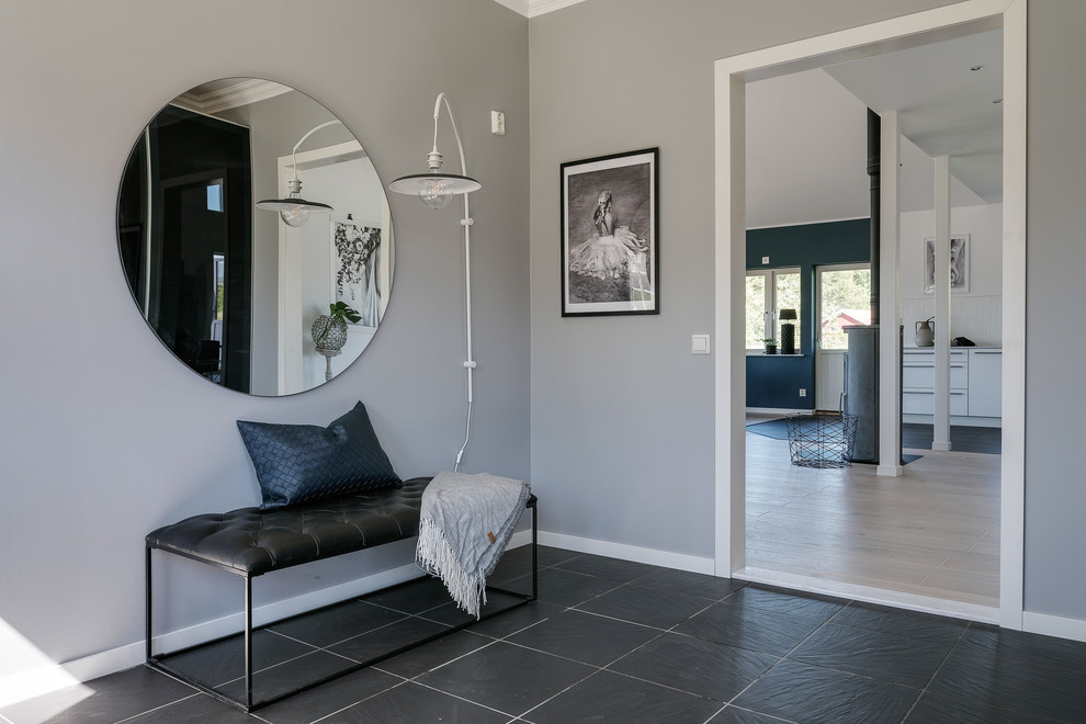 Idéer för minimalistiska entréer, med grå väggar och svart golv