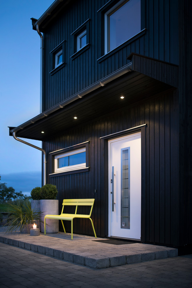 Nordische Haustür mit schwarzer Wandfarbe, Einzeltür und weißer Haustür in Esbjerg