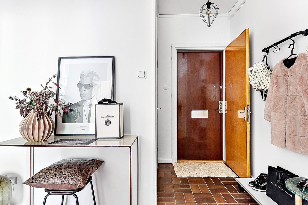 Ejemplo de hall nórdico de tamaño medio con paredes blancas, suelo de madera en tonos medios, puerta simple y puerta de madera clara