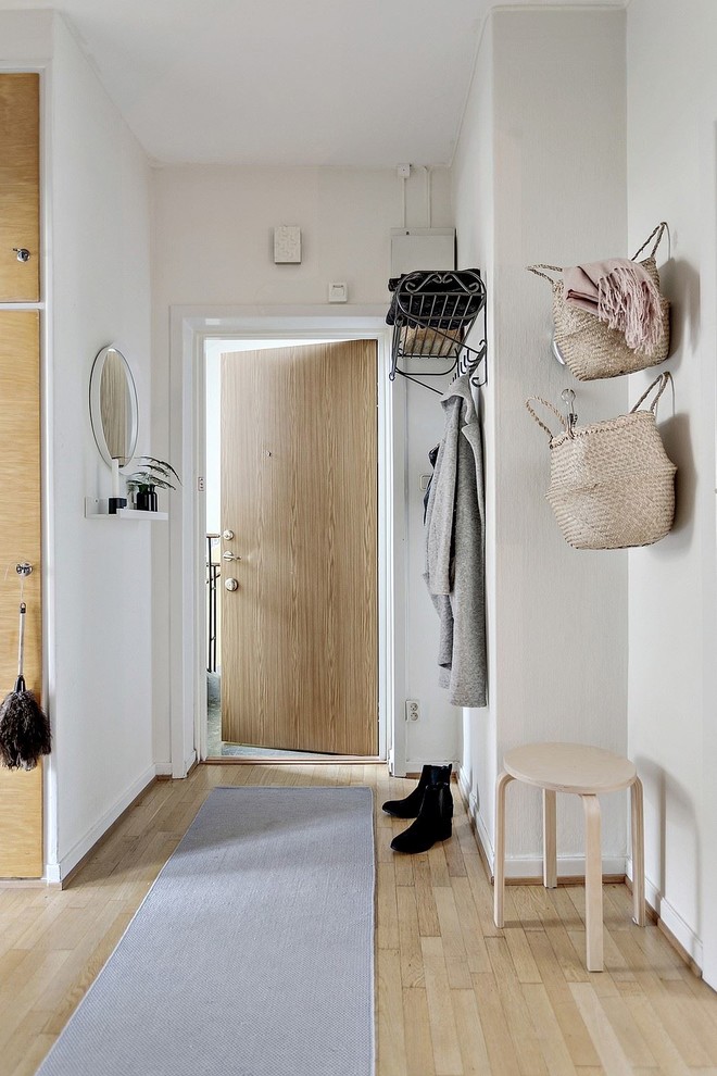Inspiration för små minimalistiska entréer, med vita väggar och ljust trägolv