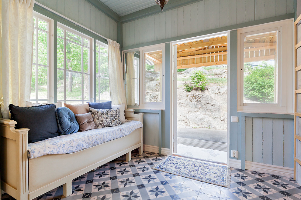 Farmhouse porch in Stockholm with blue walls and ceramic flooring.