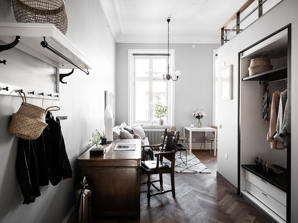 Свежая идея для дизайна: прихожая в скандинавском стиле с серыми стенами, темным паркетным полом и коричневым полом - отличное фото интерьера