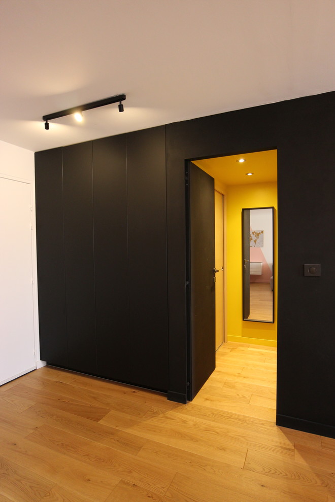 Diseño de hall actual pequeño con paredes blancas, suelo de madera clara, puerta simple, puerta blanca y suelo marrón