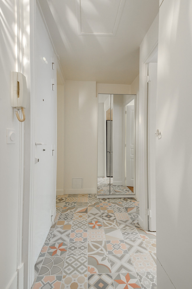 Idée de décoration pour un hall d'entrée tradition de taille moyenne avec un mur blanc et un sol en carrelage de céramique.