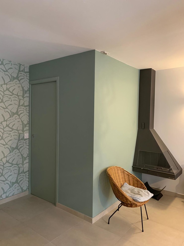 Imagen de puerta principal contemporánea de tamaño medio con suelo de baldosas de cerámica, suelo beige, paredes verdes, puerta simple y puerta verde