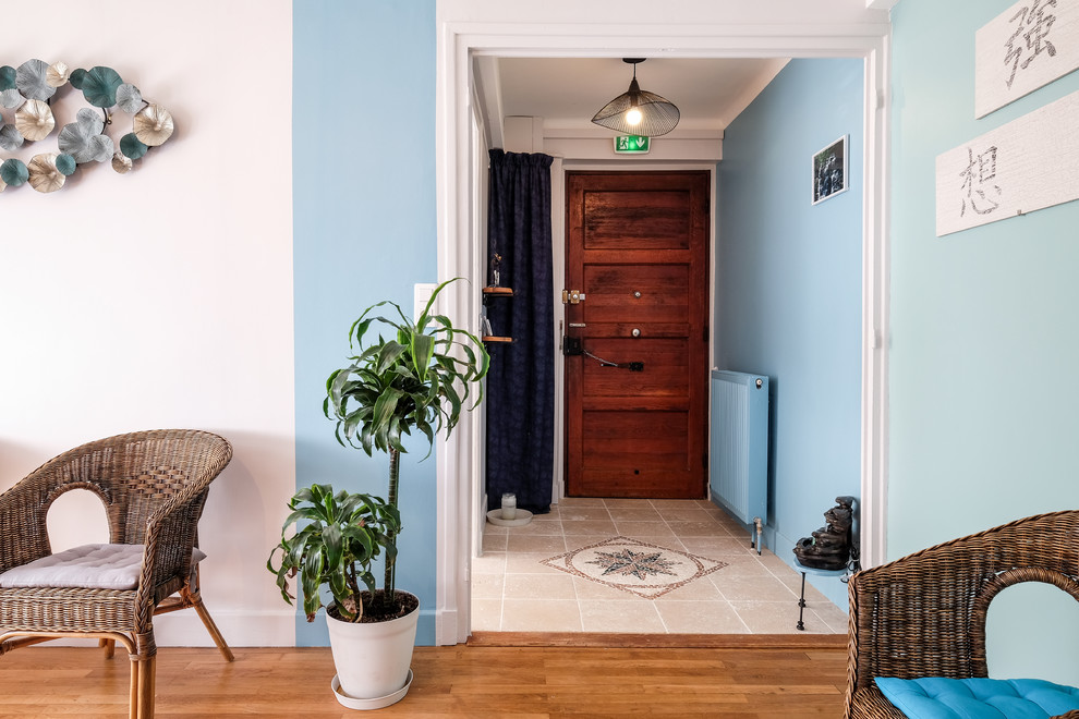 Inspiration för en mellanstor eklektisk entré, med blå väggar, travertin golv och beiget golv