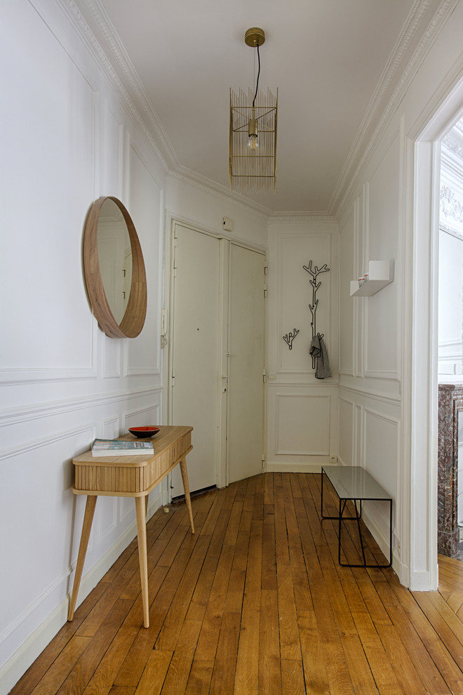 Moderner Eingang mit weißer Wandfarbe, hellem Holzboden, Doppeltür und weißer Haustür in Paris