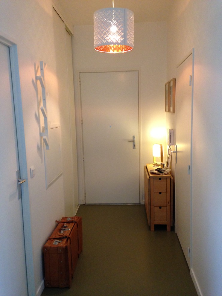Ejemplo de hall escandinavo pequeño con paredes blancas y suelo de linóleo