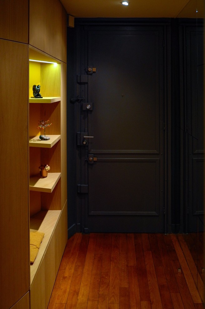 Ejemplo de hall nórdico pequeño con paredes marrones, suelo de madera oscura, puerta gris y suelo marrón
