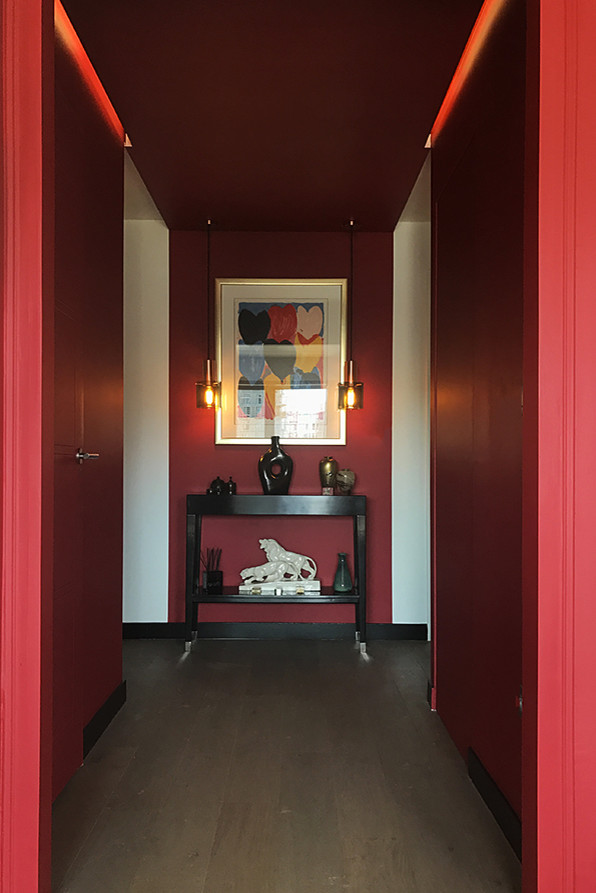 На фото: фойе среднего размера в современном стиле с красными стенами, светлым паркетным полом, одностворчатой входной дверью и белой входной дверью с