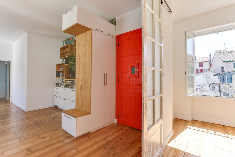 Идея дизайна: прихожая среднего размера в стиле неоклассика (современная классика) с светлым паркетным полом, одностворчатой входной дверью и красной входной дверью