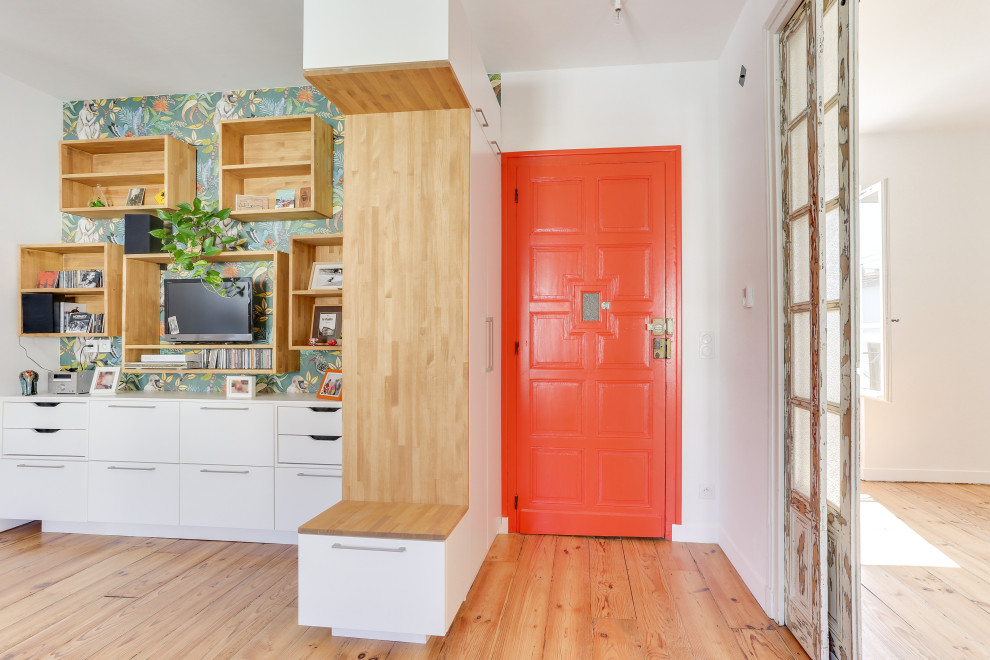 Exempel på en mellanstor klassisk entré, med ljust trägolv, en enkeldörr och en röd dörr