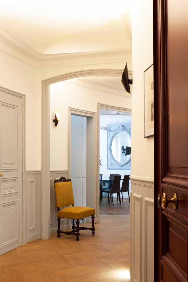 Großer Moderner Eingang mit grauer Wandfarbe, braunem Holzboden, Doppeltür, grauer Haustür und vertäfelten Wänden in Paris