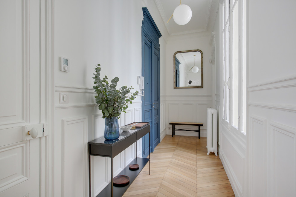 Inspiration för mellanstora klassiska foajéer, med vita väggar, ljust trägolv, en dubbeldörr och en blå dörr