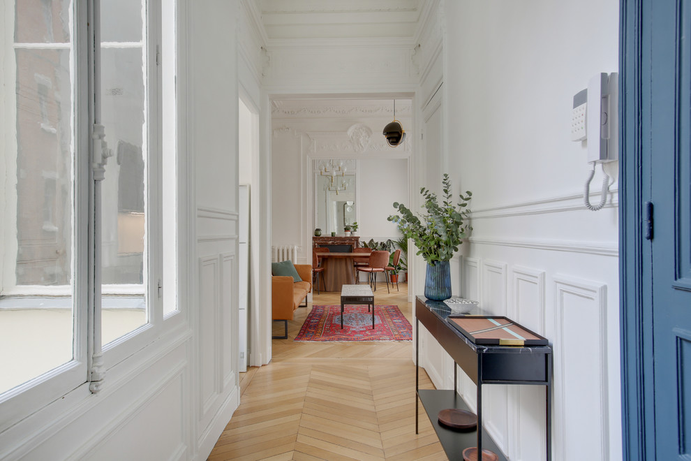 Foto de distribuidor clásico renovado de tamaño medio con paredes blancas, suelo de madera clara, puerta doble, puerta azul y suelo beige