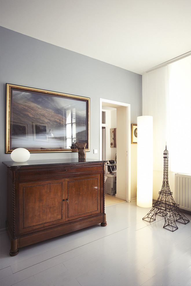 Свежая идея для дизайна: прихожая среднего размера в стиле фьюжн с серыми стенами и деревянным полом - отличное фото интерьера