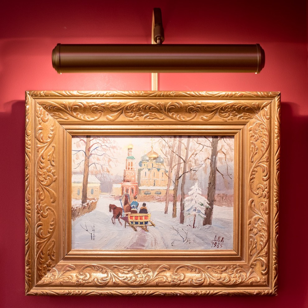 Aménagement d'un vestibule classique de taille moyenne avec un mur rouge, parquet clair, une porte simple, une porte rouge et un sol beige.