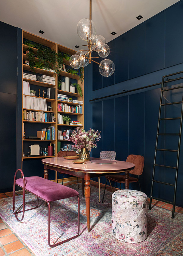 Источник вдохновения для домашнего уюта: маленький тамбур в стиле фьюжн с синими стенами, полом из терракотовой плитки, одностворчатой входной дверью, входной дверью из темного дерева и розовым полом для на участке и в саду