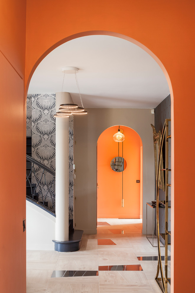 Immagine di un grande ingresso minimal con pareti beige, pavimento con piastrelle in ceramica, una porta a due ante, una porta nera e pavimento beige
